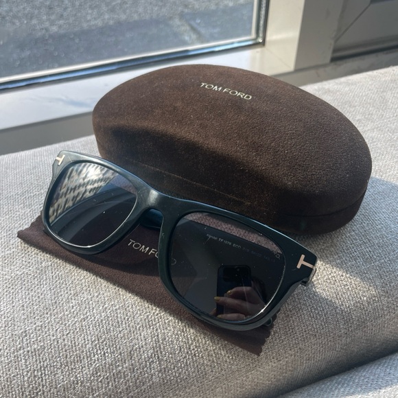 Tom Ford Kendal TF1076 Sunglasses in Black 52mm w/ Case - Picture 2 of 10